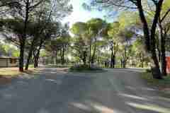 Körforgalom háttérben a játszótérrel