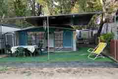 Tipikus telepített lakókocsi parcella