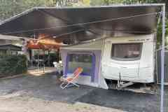 Jól felszerelt lakókocsik elősátorral és árnyékolóval