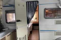 Bejárat a lakókocsiba