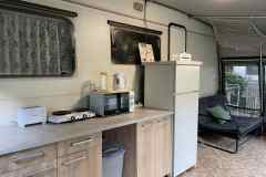 Lakókocsi elősátor belseje