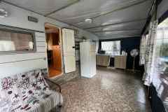 Lakókocsi elősátrának belseje