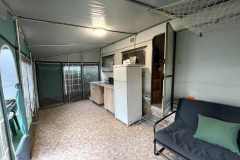 Lakókocsi elősátrának belseje