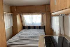 Dupla ágy egy lakókocsiban