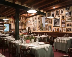 Hangulatos, családias osteria, több mint 30 éve a városban, kitűnő olasz tészták és borok.
